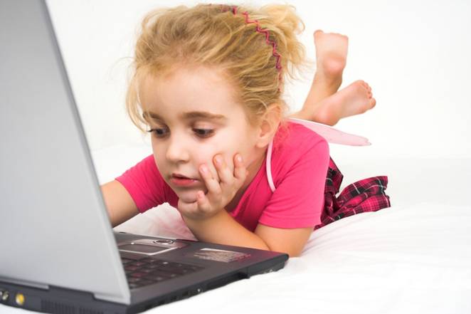 குழந்தைகளின் அறிவை வளர்க்க உதவும் இணையங்கள்.. Child-laptop